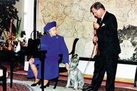 Jak Havel s Ďulou vítal Alžbětu II.: Před 30 lety do Česka přijela královna, pak už se Britové neukázali