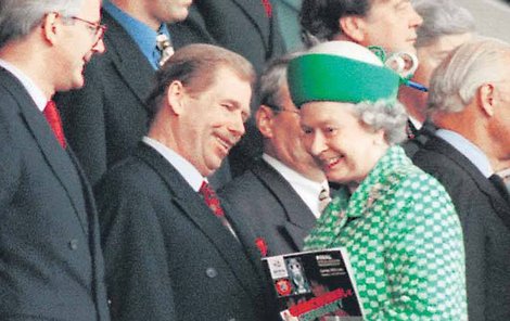 Červen 1996 - Královna Alžběta II. vítá v lóži stadionu ve Wembley českého prezidenta na ﬁ nále ME, v němž český tým podlehl Němcům 1:2 v prodloužení.