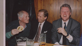 Bill Clinton se U Tygra potkal i s Bohumilem Hrabalem.