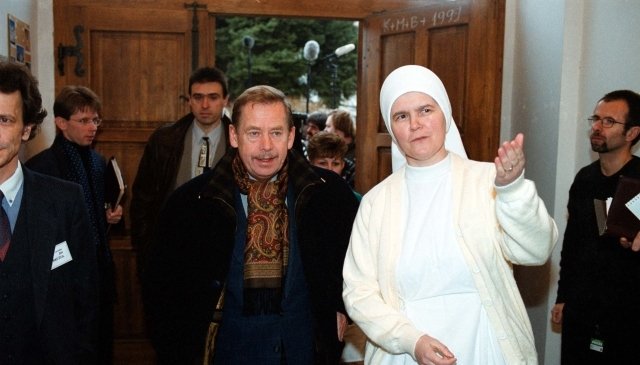 Václav Havel při prohlídce Domova sv. Karla Boromejského v Praze-Řepích v roce 1999