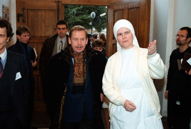 Václav Havel při prohlídce Domova sv. Karla Boromejského v Praze-Řepích v roce 1999