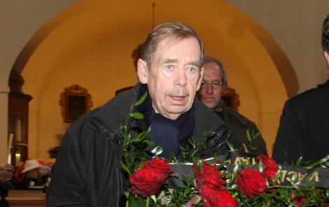 Václav Havel na pohřbu svého někdejšího kancléře Ivana Medka.