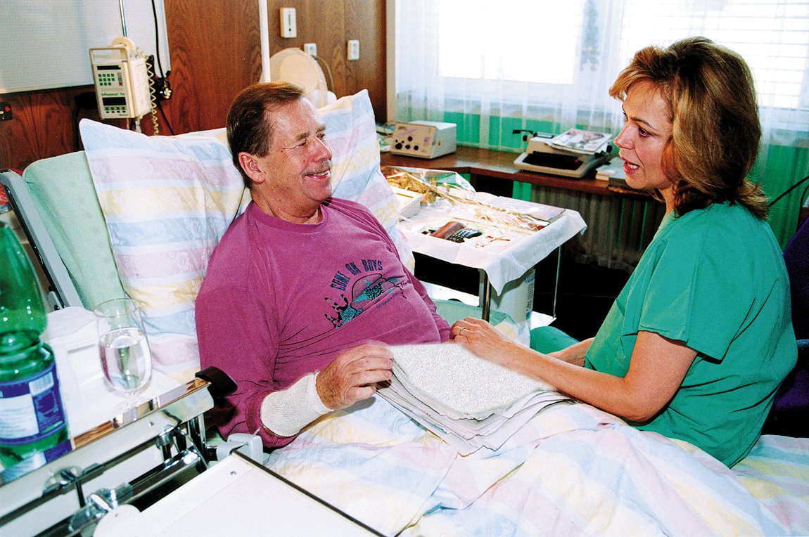 Duben 1998 - Václav Havel (†75) s manželkou Dášou po operaci. 