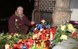 Údajný utajený bratr exprezidenta Havla, Jaroslav (67), včera přišel položit květinu na jeho svíčkami osázený hrob.