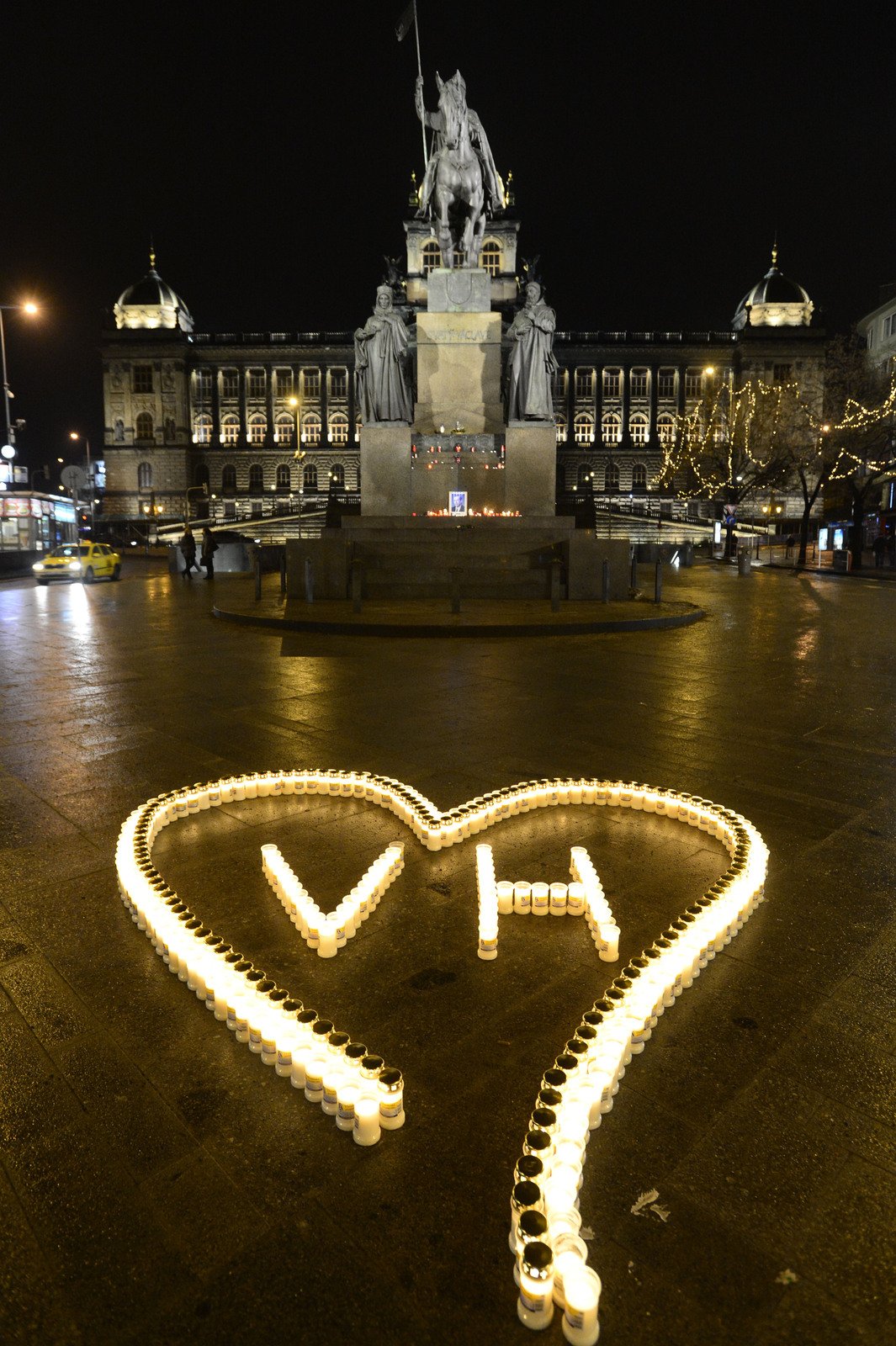 Fanoušci Havlova odkazu rozmístili svíčky na nejfrekventovanější pěší zóně hlavního města.