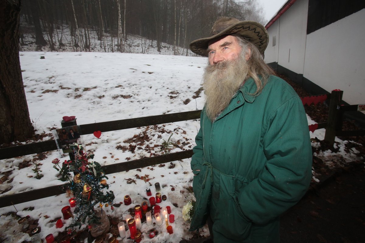 Stavil se také dlouholetý Havlův chatařský soused a kamarád, Vladimír Pechan.