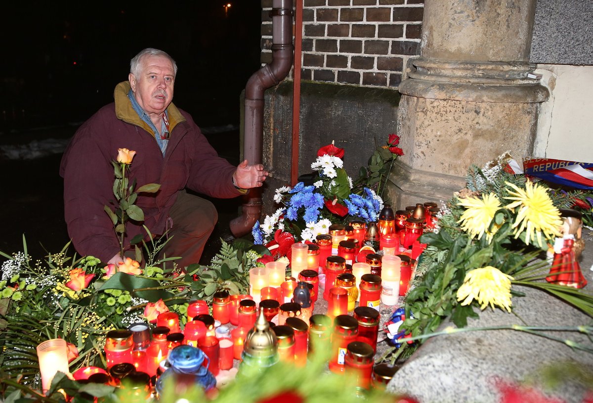 Údajný utajený bratr exprezidenta Havla, Jaroslav (67), včera přišel položit květinu na jeho svíčkami osázený hrob.