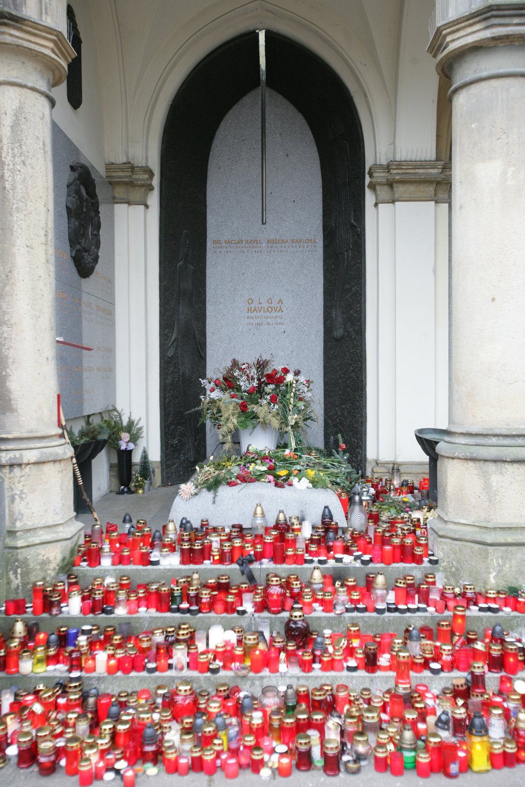 Praha - Vinohrady: Hrobka byla poseta zářícími svíčkami.