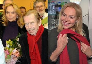 Dagmar Havlová nosí šálu po manželovi.