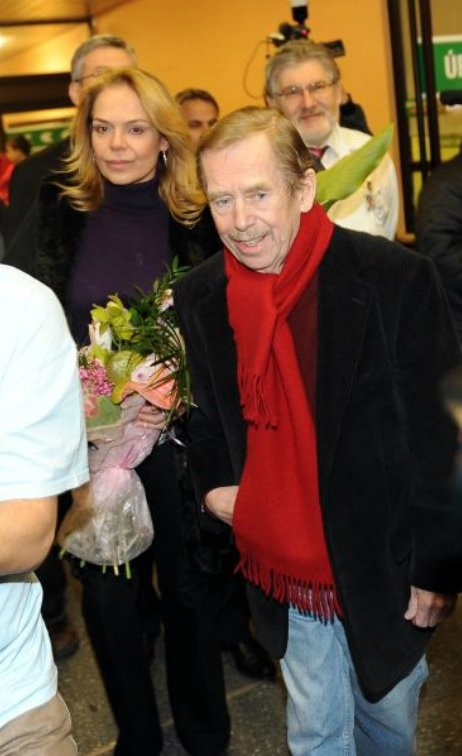 Dagmar Havlová a Václav Havel ve své šále.