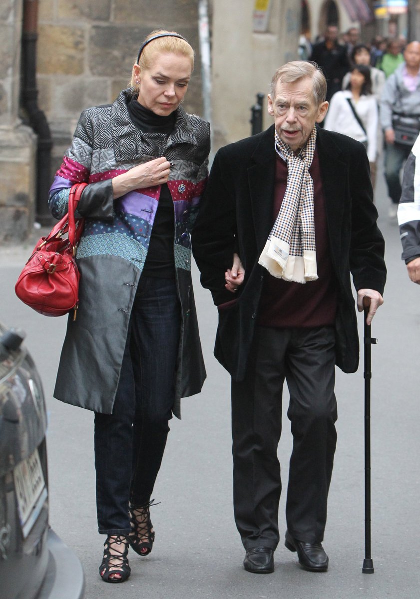 Těžce nemocný exprezident Václav Havel přepisuje v posledních týdnech všechen svůj majetek na ženu Dagmar.
