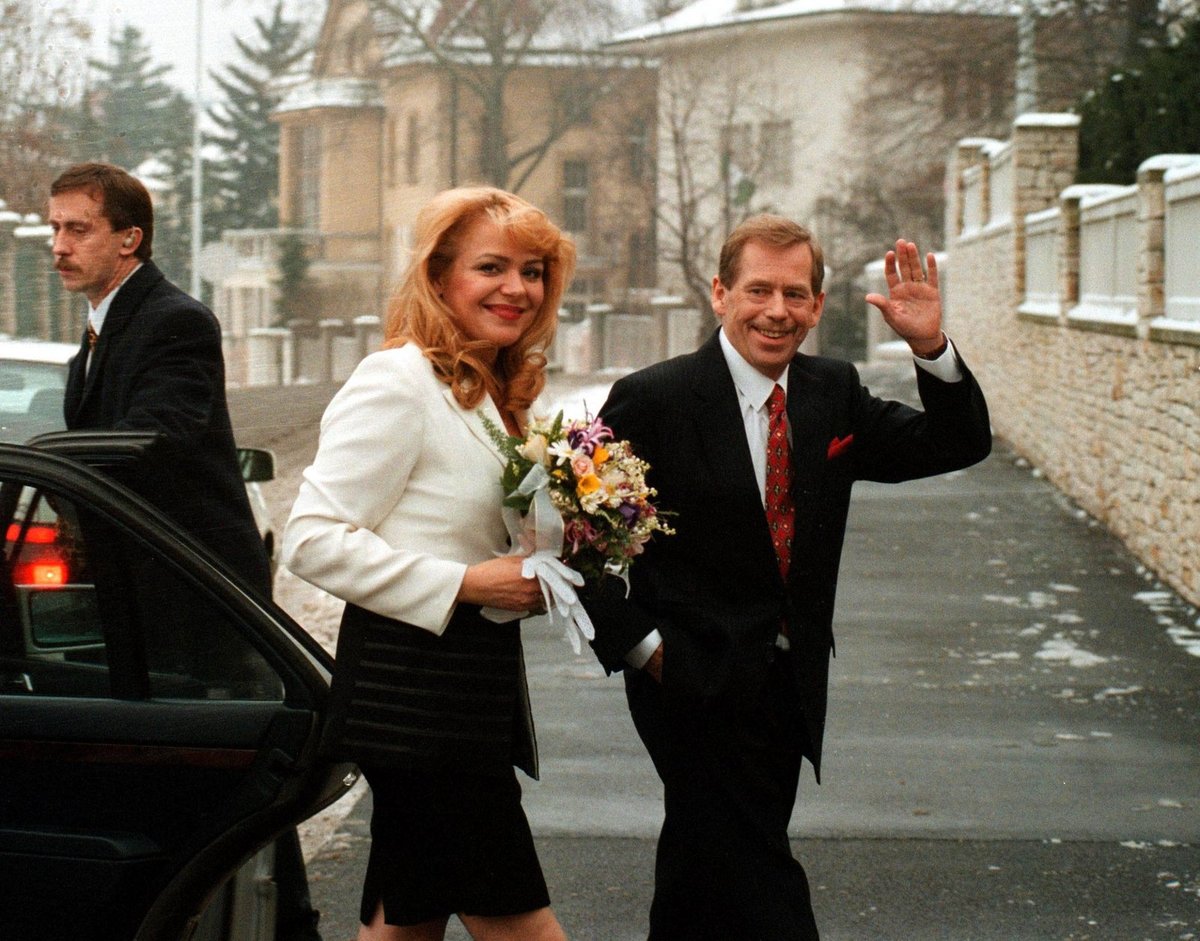 Václav Havel a manželka Dagmar chvíli poté, co byli přesně před patnácti lety oddáni.