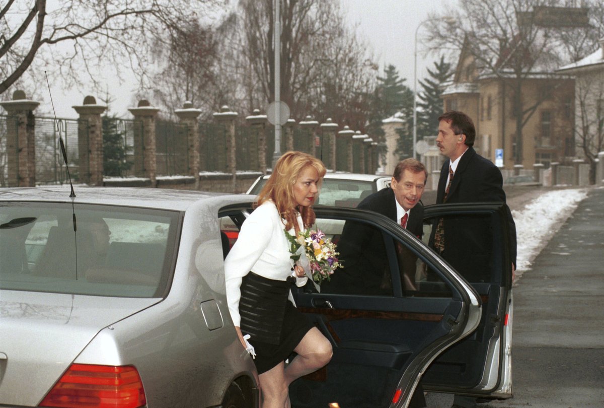 Po obřadu se novomanželé přesunuli do prezidentské vily. Dagmar pro svůj velký den zvolila černobílý kostým a ženich oblek s červenou kravatou.