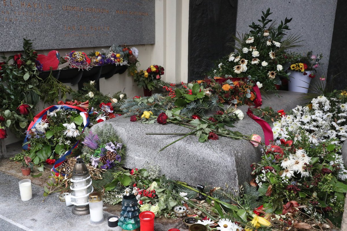 Hrob Václava Havla je zasypán květinami.