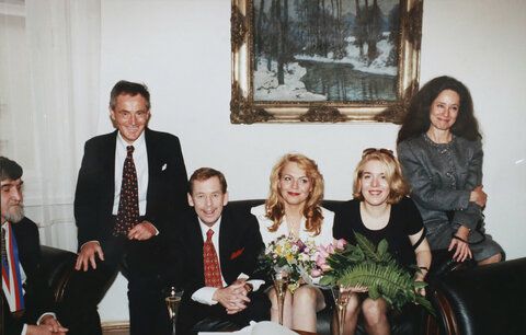Retro bizár týdne: Takhle probíhala utajená svatba Havla a Veškrnové!