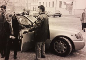 Ženich Václav Havel vystupuje z auta před žižkovskou radnicí.