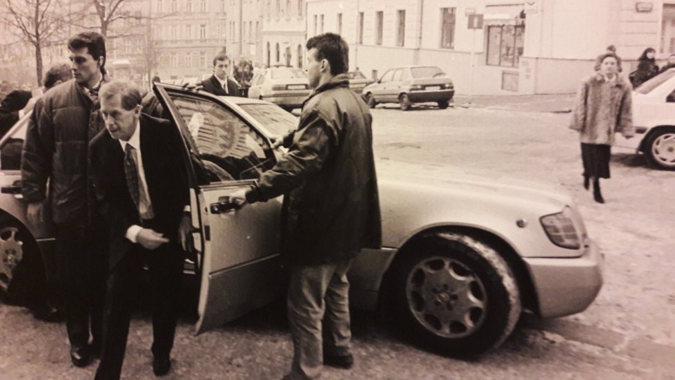 Ženich Václav Havel vystupuje z auta před žižkovskou radnicí.