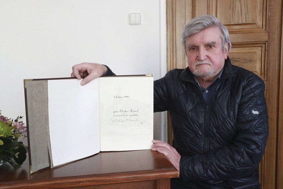 Bývalý starosta ukazuje podpis prezidentského páru v radniční knize, kde se zvěčnili v den svatby.