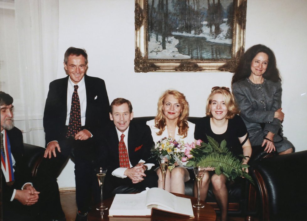 Těsně po obřadu: Mikeska, Tříska, novomanželé, Nina a Fischerová.