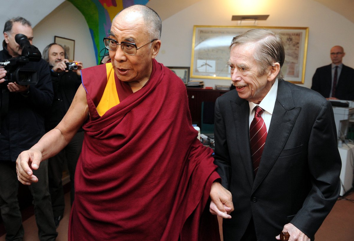 Dalajláma požádal exprezidenta, aby žil ještě deset let.Jeho přání se ale bohužel nesplnilo.