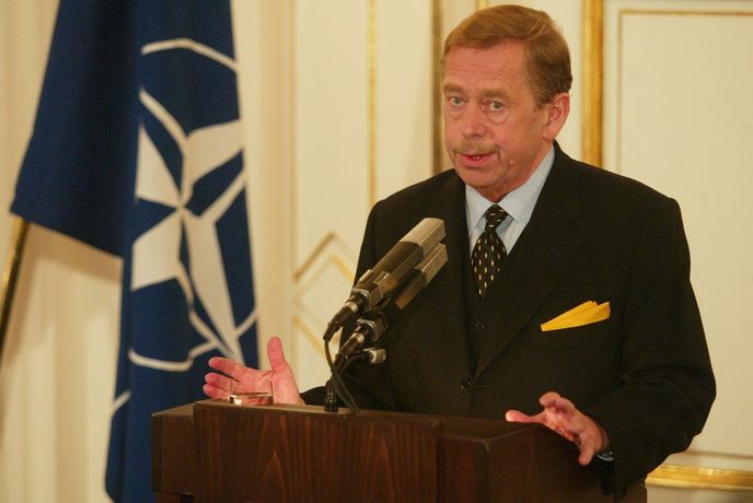 Havel v roce 2002 během summitu NATO v Praze