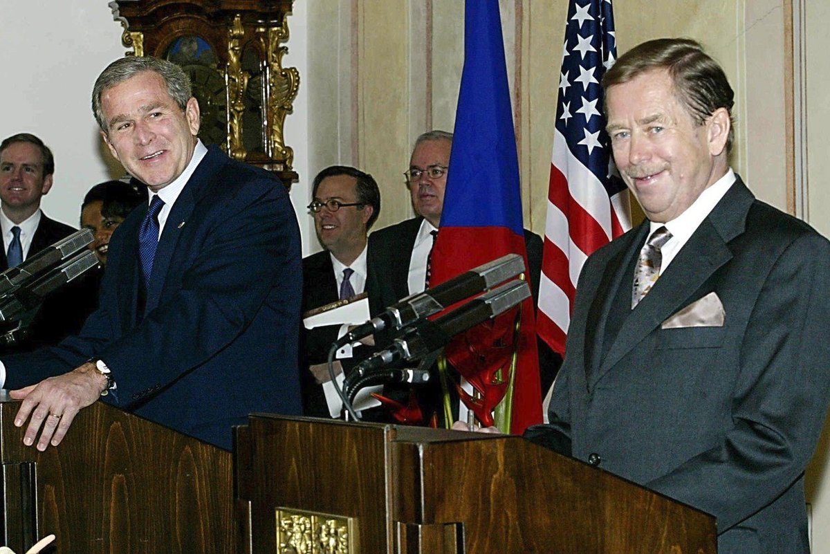 Václav Havel v roce 2002 s Georgem Bushem mladším v Praze