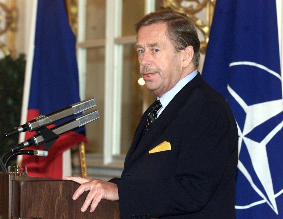 Havel v roce 2002 během summitu NATO v Praze