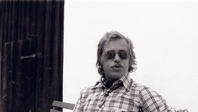 Václav Havel v roce 1978 na milované chalupě na Hrádečku. Frajer ve slunečních brýlích.