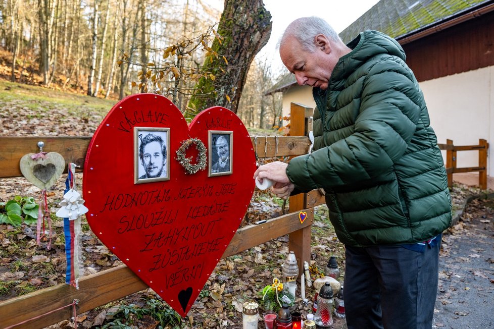 Lidé si připomínají úmrtí Václava Havla u jeho chalupy na Hrádečku (18.12.2023)