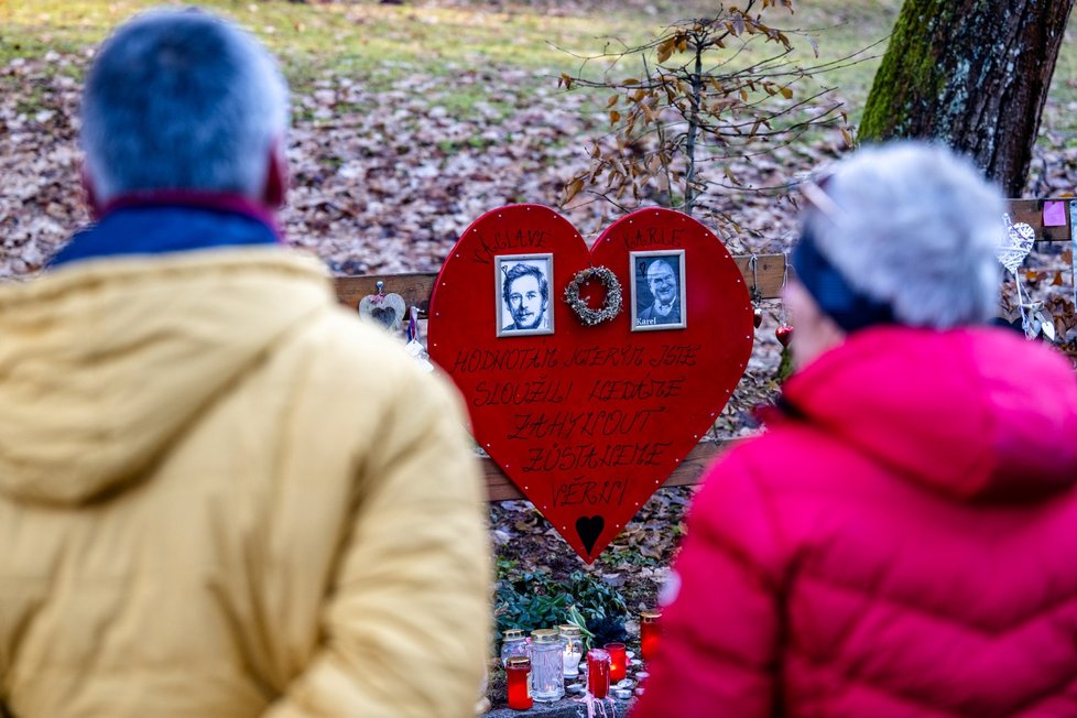 Lidé si připomínají úmrtí Václava Havla u jeho chalupy na Hrádečku (18.12.2023)