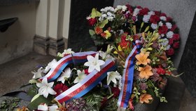 Hrob Václava Havla se při jeho nedožitých 84. narozeninách plní věnci a svíčkami (5.10.2020)