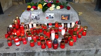 Na hrobě Václava Havla bylo letos méně kytek a svíček než v minulosti 
