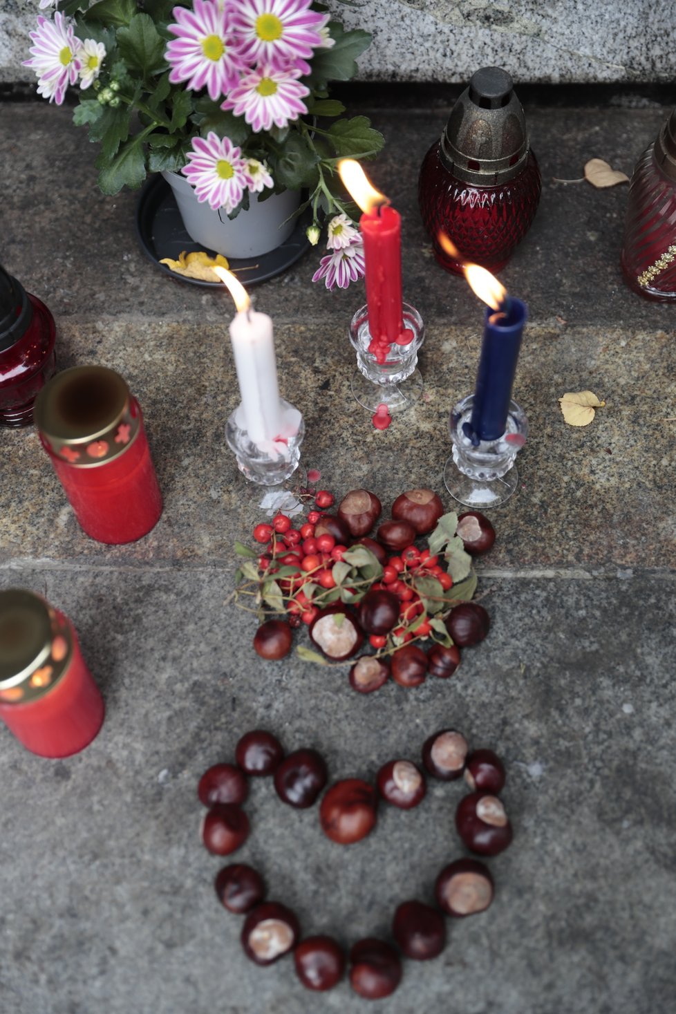 Hrob Václava Havla se při jeho nedožitých 84. narozeninách plní věnci a svíčkami (5.10.2020)
