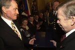 Jan Tříska přebírá v roce 2002 od prezidenta Václava Havla státní vyznamenání. Tříska má ale škraloup u StB.