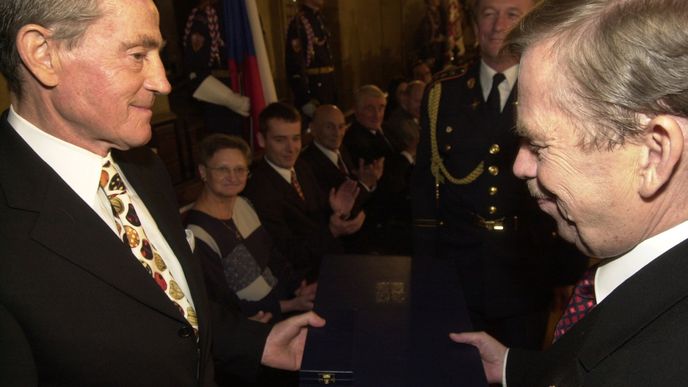 Jan Tříska přebírá v roce 2002 od prezidenta Václava Havla státní vyznamenání. Tříska má ale škraloup u StB.