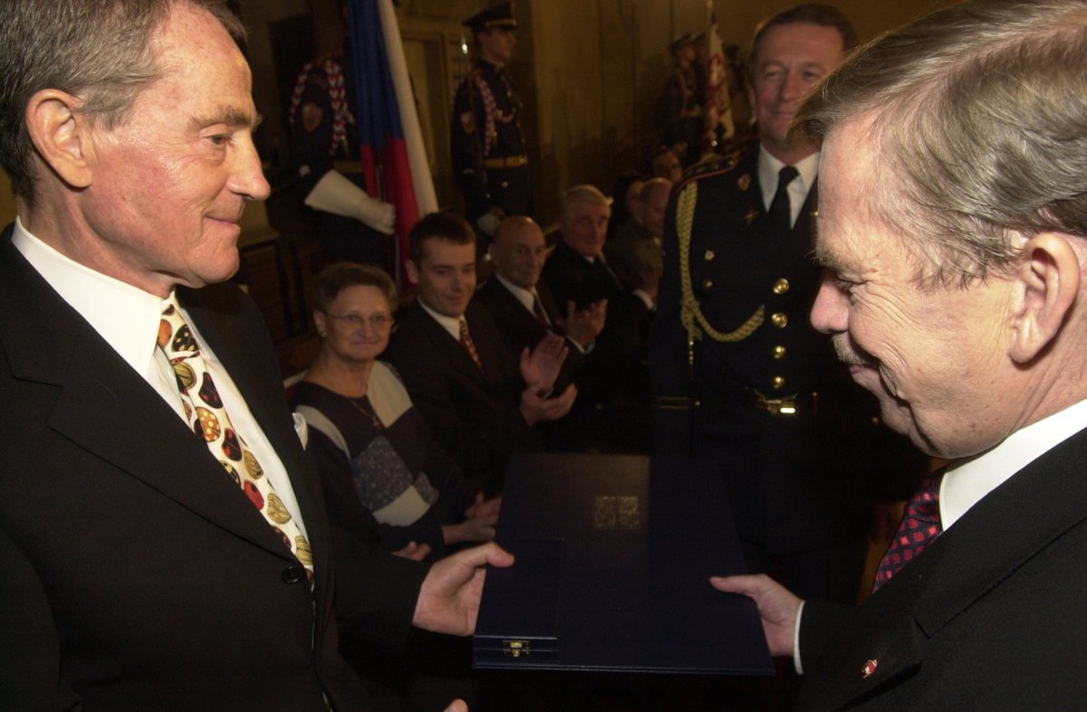 Jan Tříska přebírá v roce 2002 od prezidenta Václava Havla státní vyznamenání. Tříska má ale škraloup u StB.