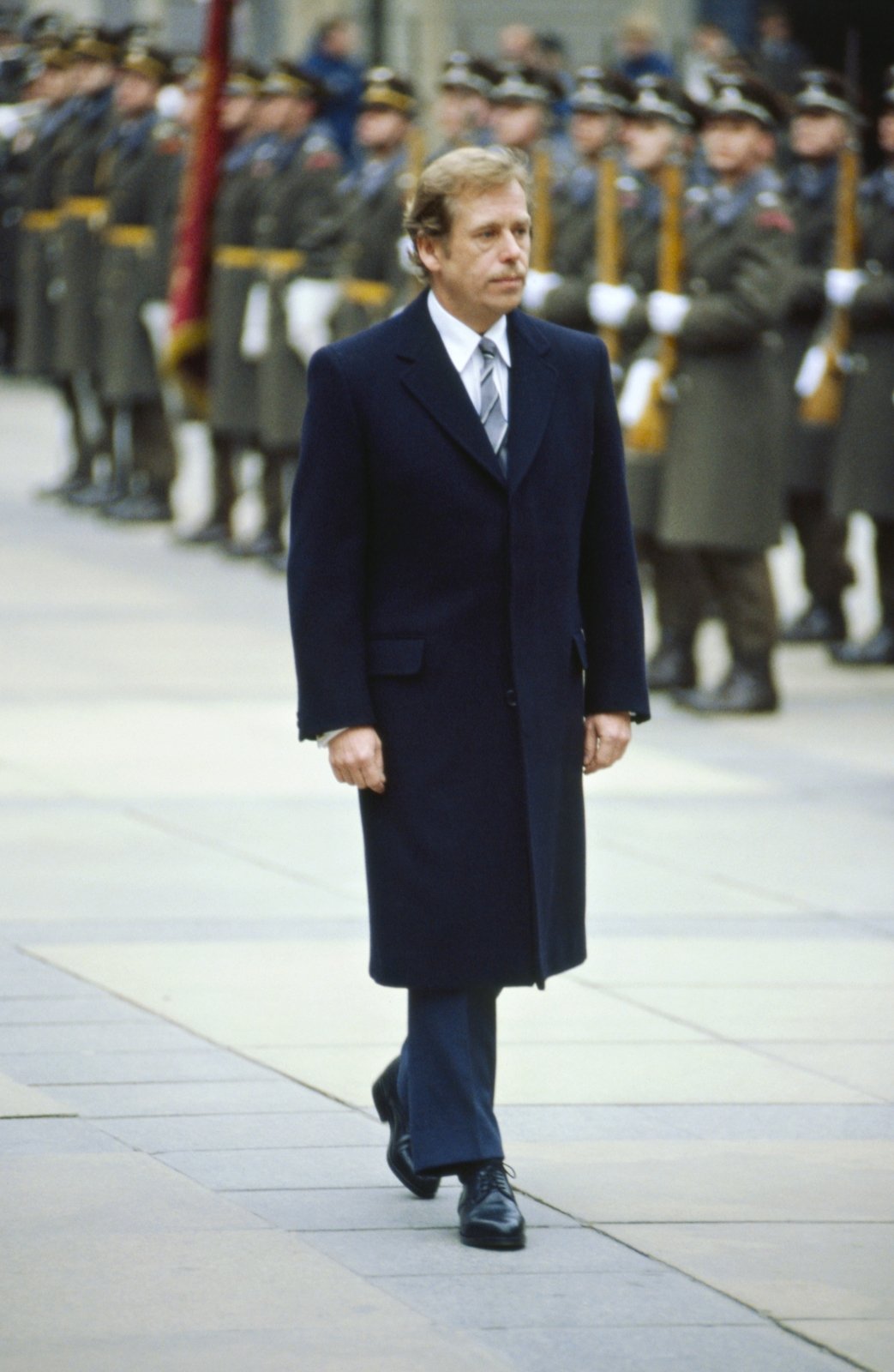 29. prosince 1989: Novopečený prezident Václav Havel přichází na přehlídku stráží na Hradě. Vypadá, jako by čekal velkou vodu.