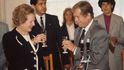 Margaret Thatcher vyjádřila obdiv k sametové revoluci. Margaret Thatcher vyjádřila obdiv k sametové revoluci.