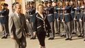 Na Hradě přichystal prezident Havel důstojné uvítání. Na operní uniformy nakonec nedošlo. Na Hradě přichystal prezident Havel důstojné uvítání. Na operní uniformy nakonec nedošlo.