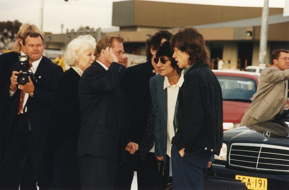 Prezident Československa Václav Havel spolu s členy skupiny Rolling Stones (Praha, 1990)