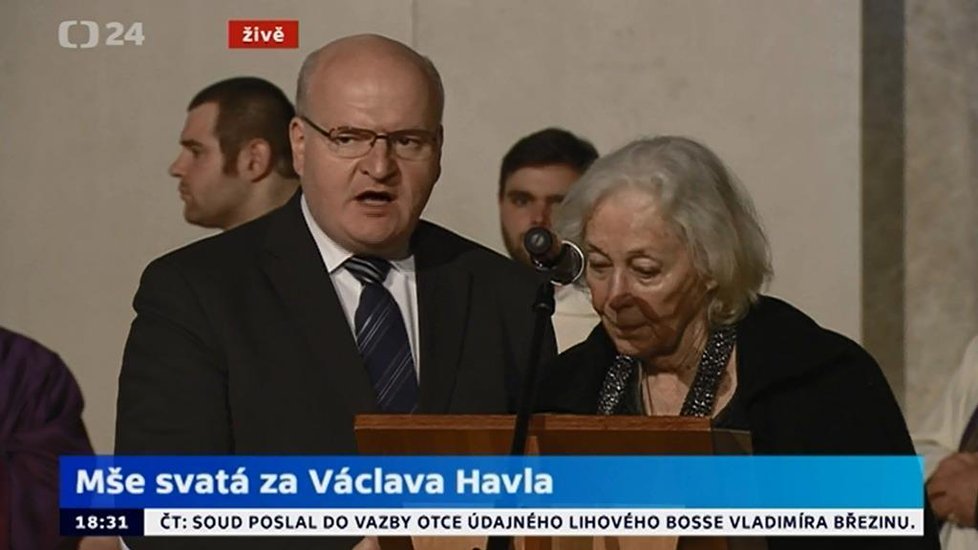 Ministr Daniel Herman a herečka Květa Fialová na mši za Václava Havla