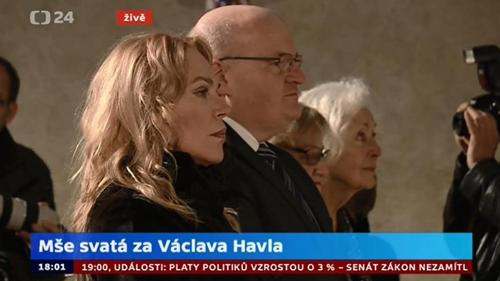 Dagmar Havlová poprvé s rozpuštěnými vlasy. A poprvé s mužem po boku - ministrem kultury Hermanem