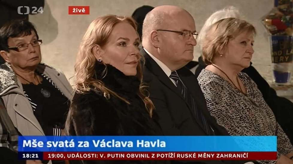 Dagmar Havlová s ministrem kultury Danielem Hermanem na mši za Václava Havla