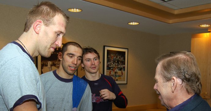 Václav Havel v USA v roce 2006. Poskytl před odletem rozhovor a v New Yorku se setkal s českými hokejisty Jágrem, Eliášem, Malíkem, Rozsívalem nebo Průchou. Navštívil hokejovou kabinu New York Rangers.