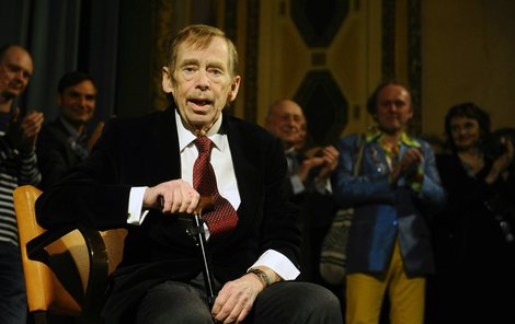 Havel na premiéře ﬁlmu Odcházení.