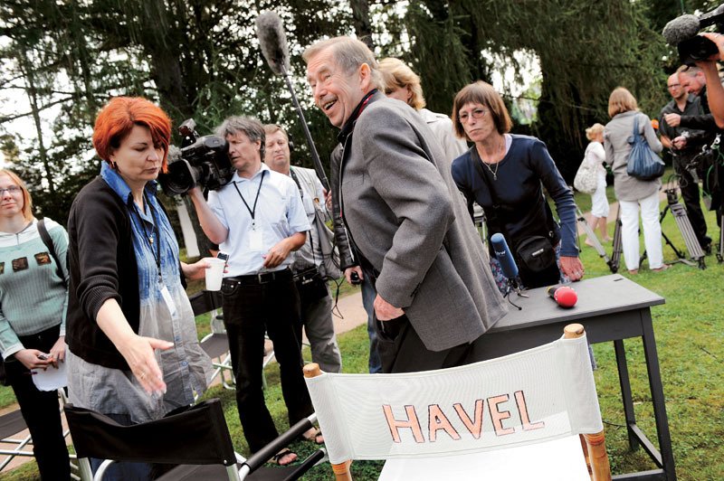 Václav Havel udílí audienci novinářům, v tom se profese prezidenta a režiséra nĳ ak zvlášť neliší