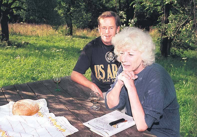 1992 - Čtyři roky před smrtí paní Olgy si prezidentský pár lebedí na chalupě.