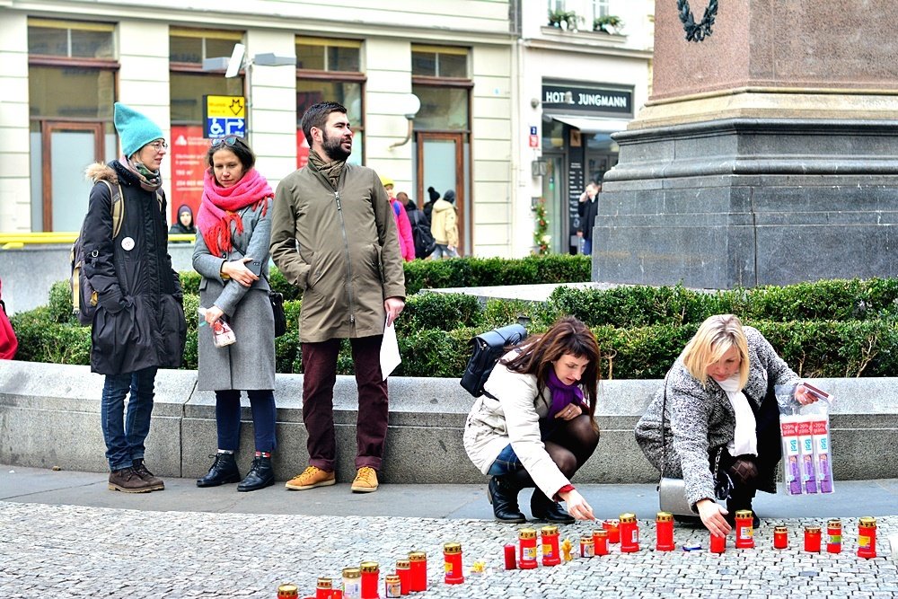 Pražané si 18. prosince připomenuli ztrátu bývalého prezidenta. Lidé Havlovi zapálili svíčku a vydali se na Hrad.