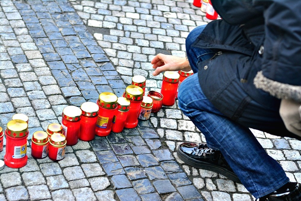 Pražané si 18. prosince připomenuli ztrátu bývalého prezidenta. Lidé Havlovi zapálili svíčku a vydali se na Hrad.