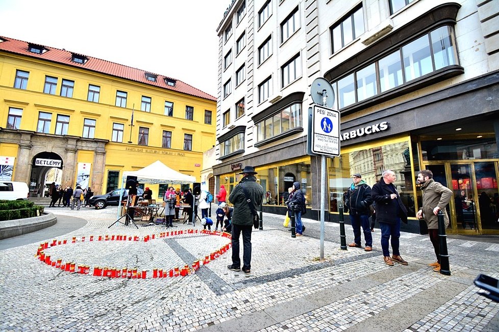 Pražané si 18. prosince připomenuli ztrátu bývalého prezidenta. Lidé Havlovi zapálili svíčku a vydali se na Hrad.